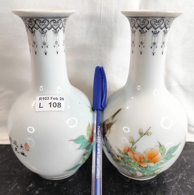 Lote anterior: Dos antiguos floreros en porcelana china de 17 cm