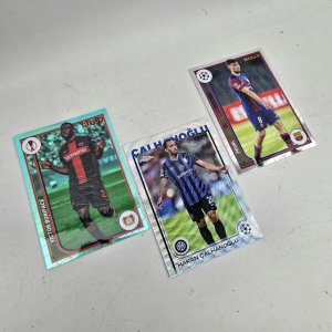 Lote siguiente: Tarjetas de Fútbol Topps y Merlin: Victor Boniface, Hakan Çalhanoğlu, Pedri