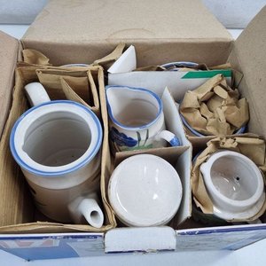 Juego de Té Cerámica 17 Piezas Flores Azules y Amarillas con Inscripción 'A.S.' - imagen 3