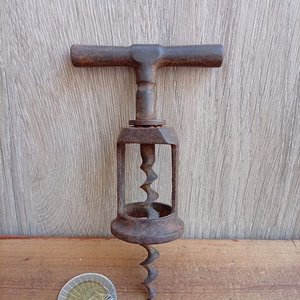 Lote siguiente: 137) Sacacorchos en buen estado y completo. Fabricación en Hierro. Sellado MONOPOL  12 Centímetros