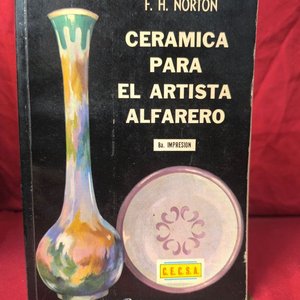 Lote siguiente: Cerámica para el Artista Alfarero por F. H. Norton - Libro 1972