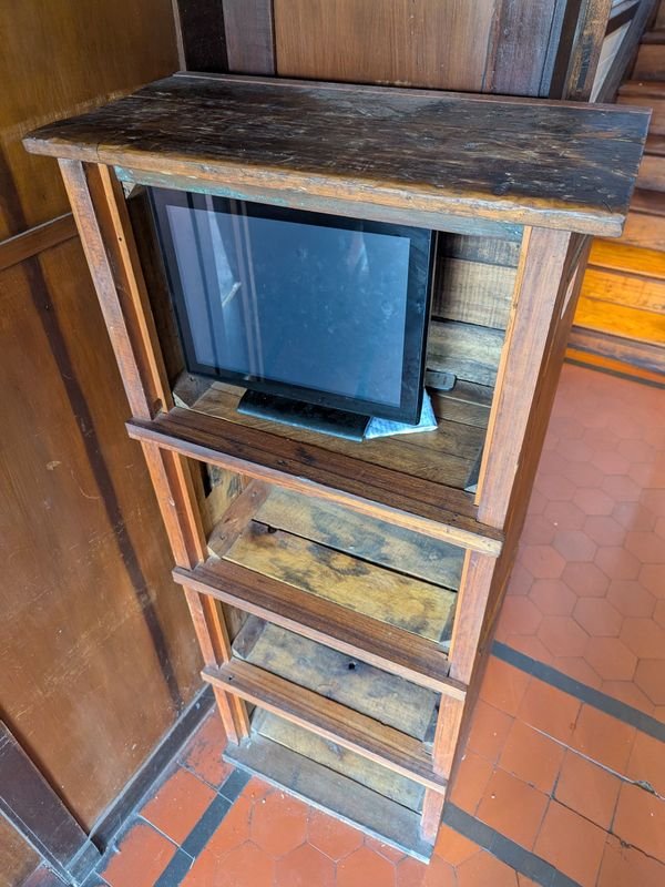 Estantería rústica en madera con cuatro compartimientos - imagen 3