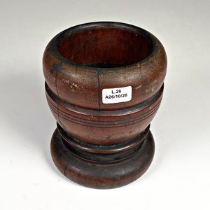 Mortero de Madera con Mano y Pluma Fuente Negra - imagen 2