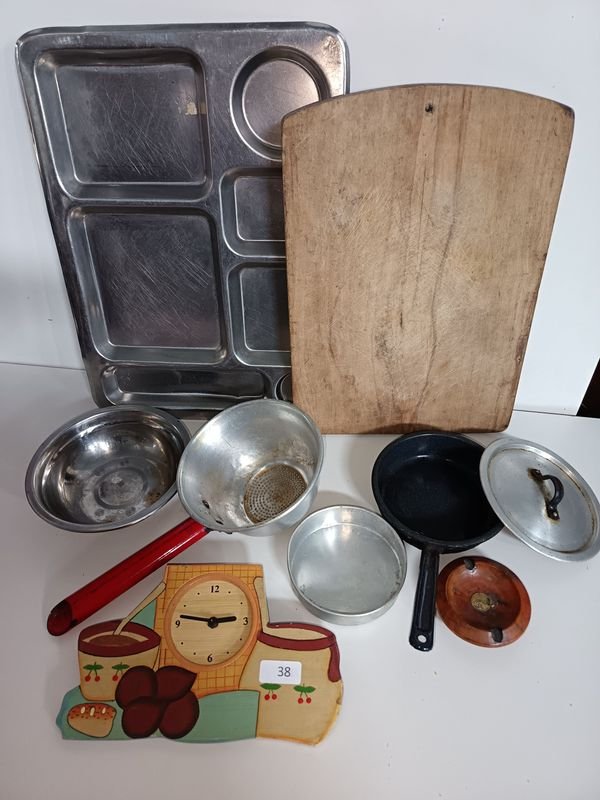 Lote de Utensilios de Cocina: Bandeja Metálica, Tabla de Madera y Más - imagen 1