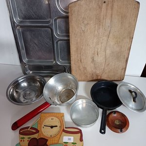 Lote siguiente: Lote de Utensilios de Cocina: Bandeja Metálica, Tabla de Madera y Más