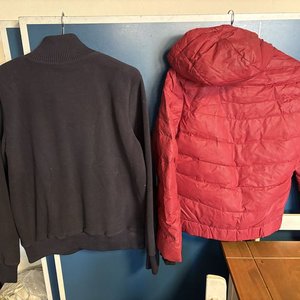 Dos Camperas: Una Roja Acolchada y Una Azul de Poliéster Talle L - imagen 4