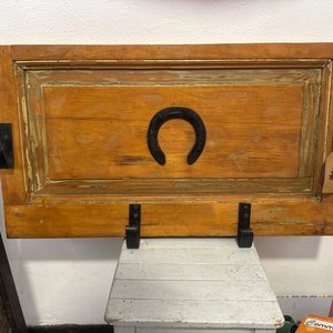 Lote siguiente: Perchero Rústico de Madera con Herradura