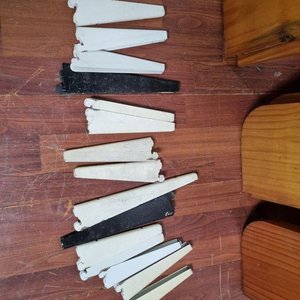 L 980 - Practicos estantes en madera con sus soportes metalicos para amurar, ideales para organizar cualquier ambiente (Medidas 109x20cm) - imagen 2