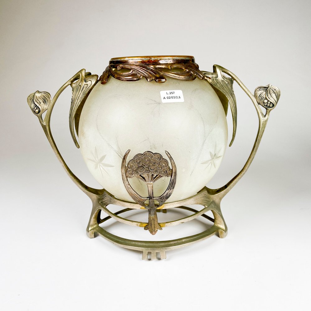 Lote siguiente: Florero de vidrio opalinado y metal art noveau