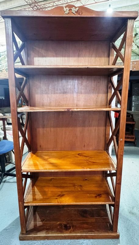 Biblioteca de madera con herraje decorativo - imagen 2
