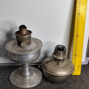 Lote anterior: Dos Bases de Farol a Querosene Antiguas para Decoración