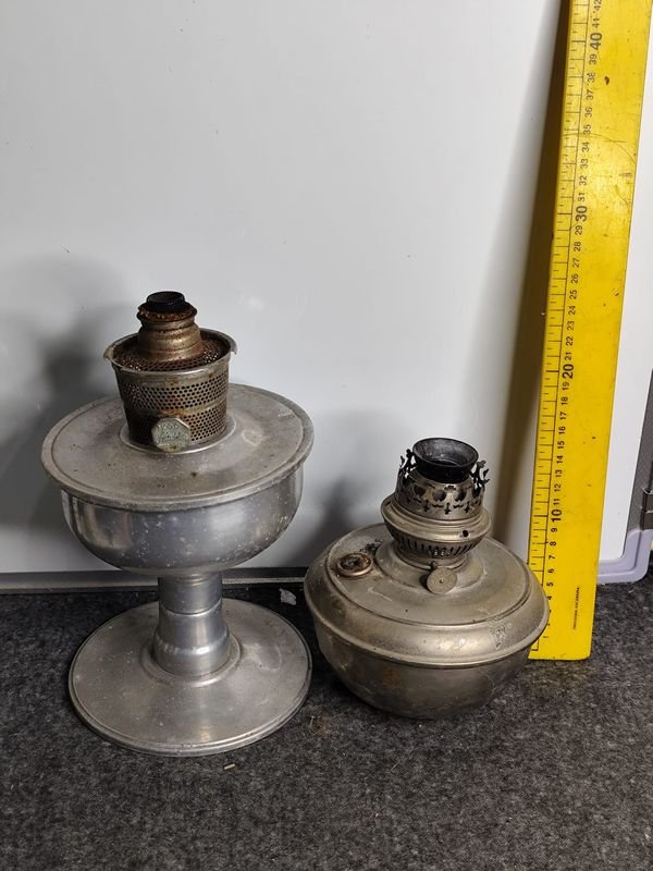 Dos Bases de Farol a Querosene Antiguas para Decoración