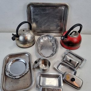 Conjunto de Cocina y Bazar en Metal: Teteras, Bandejas, Paneras y Salero - imagen 4
