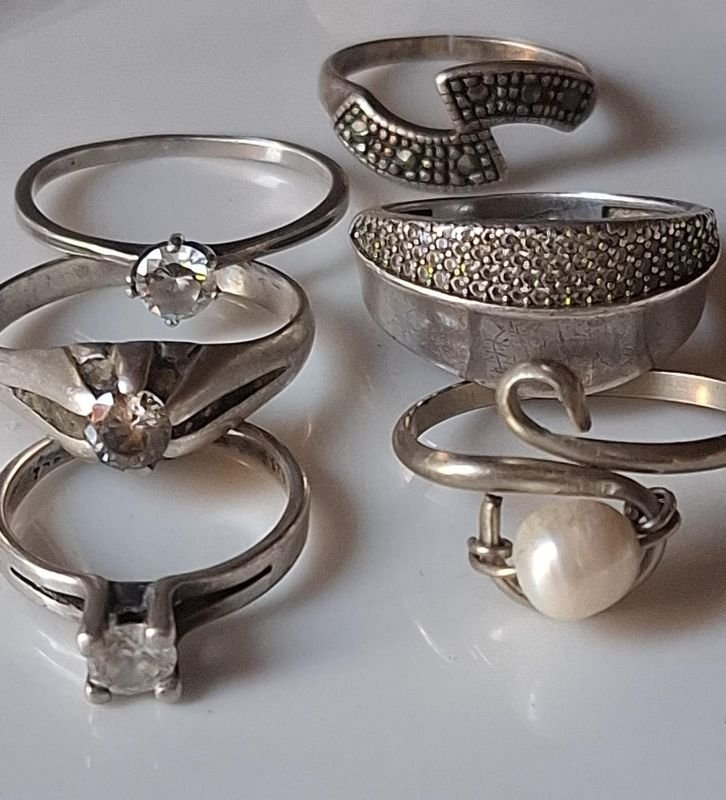 Lote siguiente: Lotes de anillos y accesorios de joyería