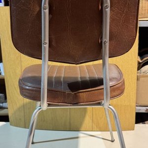 Lote de 4 Sillas Vintage con Estructura de Aluminio y Tapizado Marrón - imagen 3