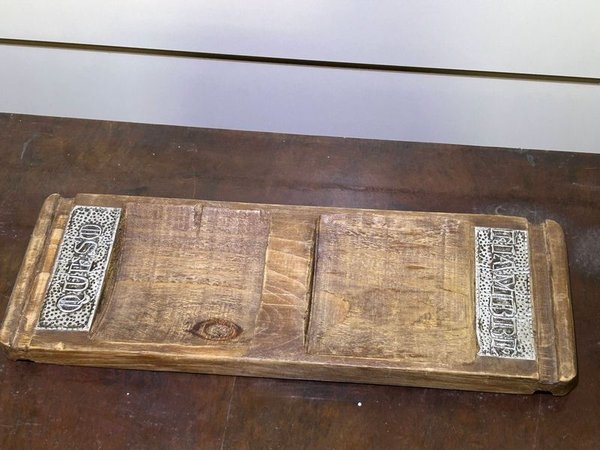 Tabla de Madera Rústica con Placas Metálicas Grabadas