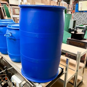 Seis Tarrinas Plásticas Azules de 70 Litros con Tapa Usada - imagen 5