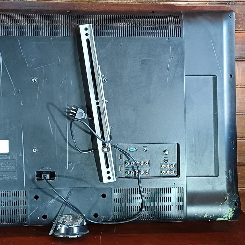 Televisión AOC de 42 pulgadas con pantalla averiada - imagen 9