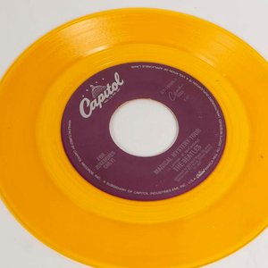 Disco Vinilo Single "The Fool on the Hill" Capitol Amarillo Edición Coleccionista USA - imagen 2