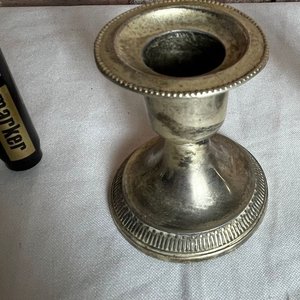Par de Veladores de Platina con Base Repujada - imagen 5