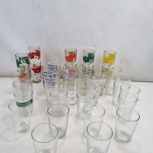 Lote de 46 Vasos de Vidrio con Motivos Decorativos Variados - imagen 2