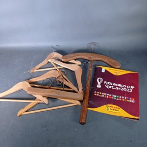 Nueve piezas: Album de FIFA Qatar 2022, éste está incompleto + 6 Perchas de madera para niño + Dos perchas en buen estado. - imagen 2