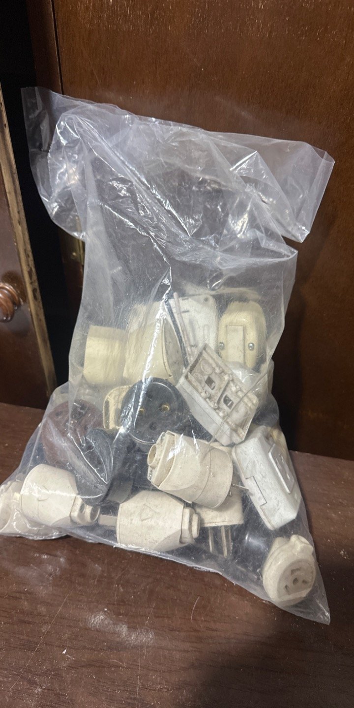 Lote de Enchufes Eléctricos Varios