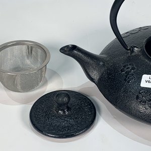 Tetera de Hierro Fundido Negra con Decoración Floral y Colador - imagen 3