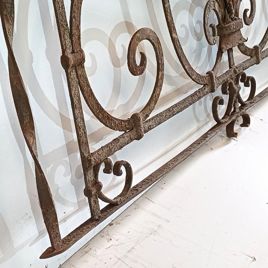 Reja antigua de hierro con diseño curvo - imagen 6