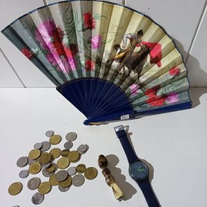 Lote de Reloj Swatch, Abanico Decorado y Monedas Varias - imagen 4