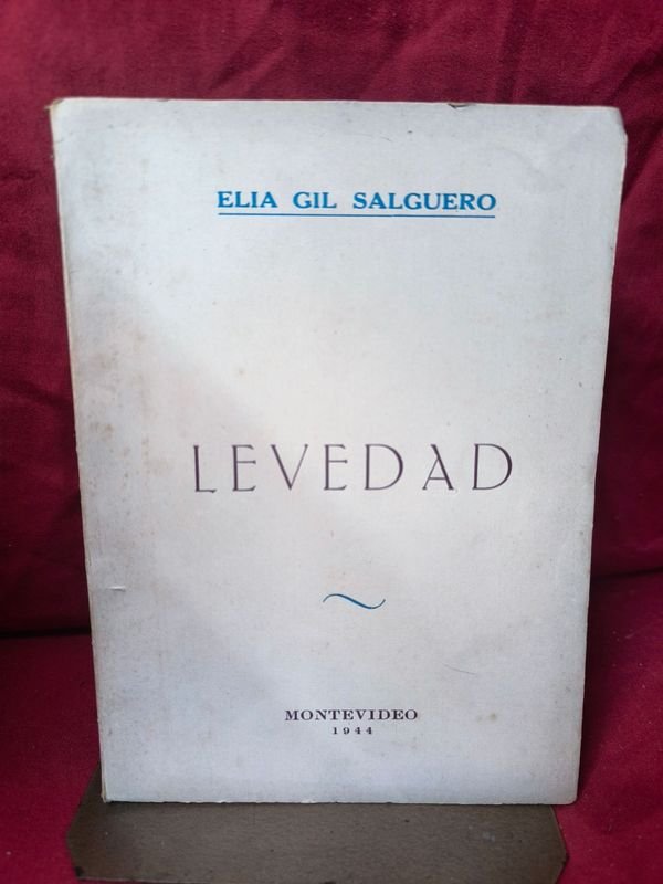 Libro "Levedad" de Elia Gil Salguero, Poesía, Montevideo 1944