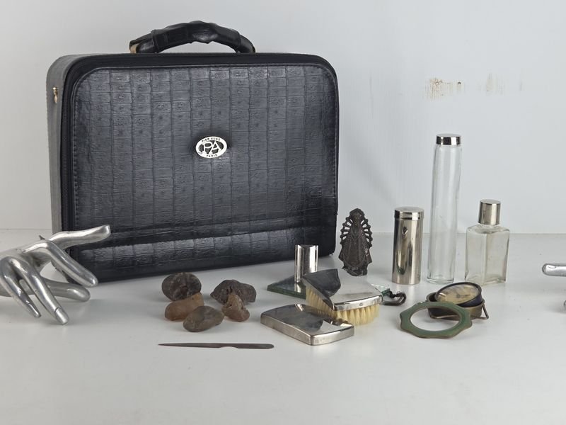 Lote anterior: Antiguo estuche francés con accesorios antiguos varios