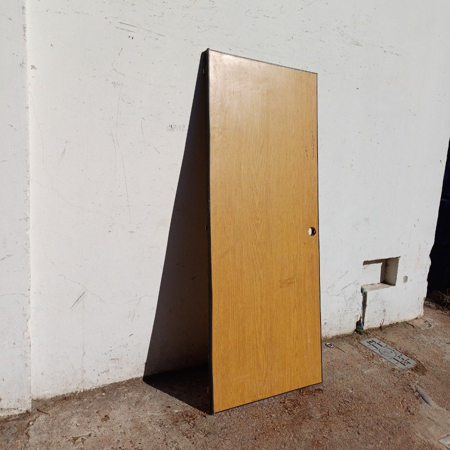 Puerta interior de madera con accesorios metálicos - imagen 4