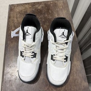 Lote siguiente: Zapatillas Air Jordan 4 Blancas y Negras - Talle 41