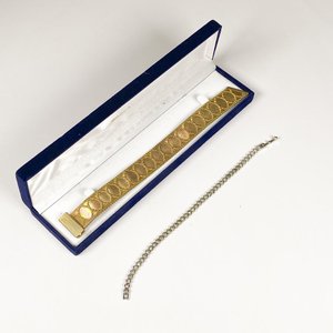 Lote anterior: Dos Pulseras: Brazalete Dorado Enchapado y Pulsera Metálica con Circones