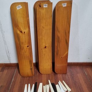 Lote siguiente: L 980 - Practicos estantes en madera con sus soportes metalicos para amurar, ideales para organizar cualquier ambiente (Medidas 109x20cm)