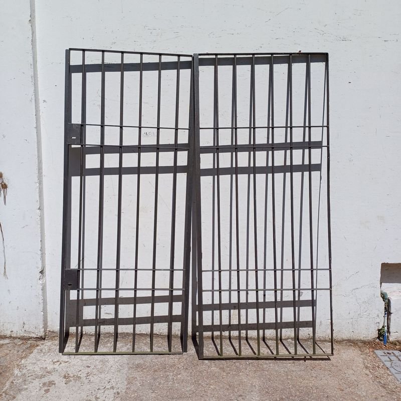 Puerta de metal negro para entrada segura - imagen 8