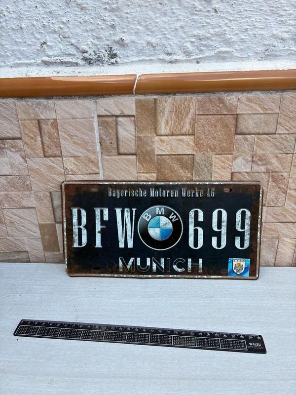 Chapa de BMW con logotipo y número