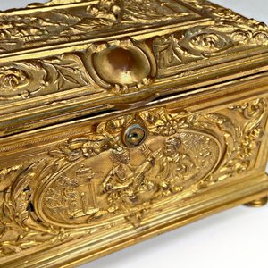Cofre Alhajero Antiguo de Bronce Repujado con Escena de Damas - imagen 3