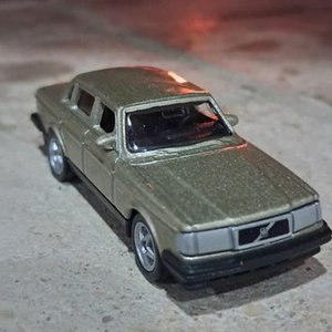Auto Coleccionable Volvo Dorado - imagen 1