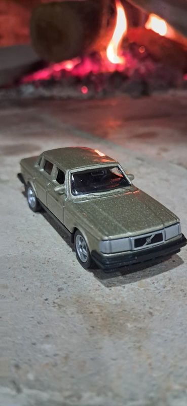 Auto Coleccionable Volvo Dorado