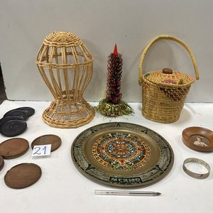 Lote anterior: Lote de Adornos: Calendario Maya Metálico, Canasta Mimbre, Posavasos Madera y Más
