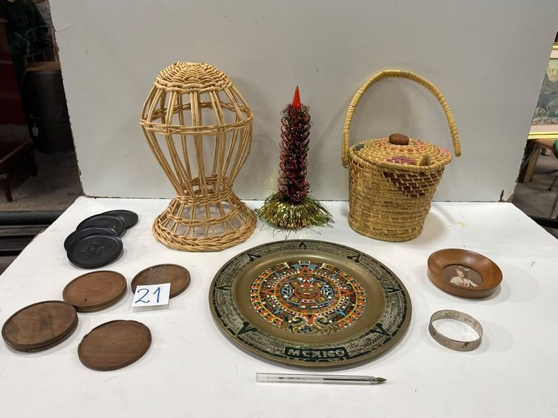 Lote de Adornos: Calendario Maya Metálico, Canasta Mimbre, Posavasos Madera y Más