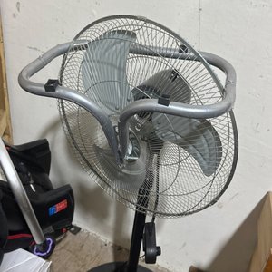 Lote siguiente: Ventilador de pie metálico plateado