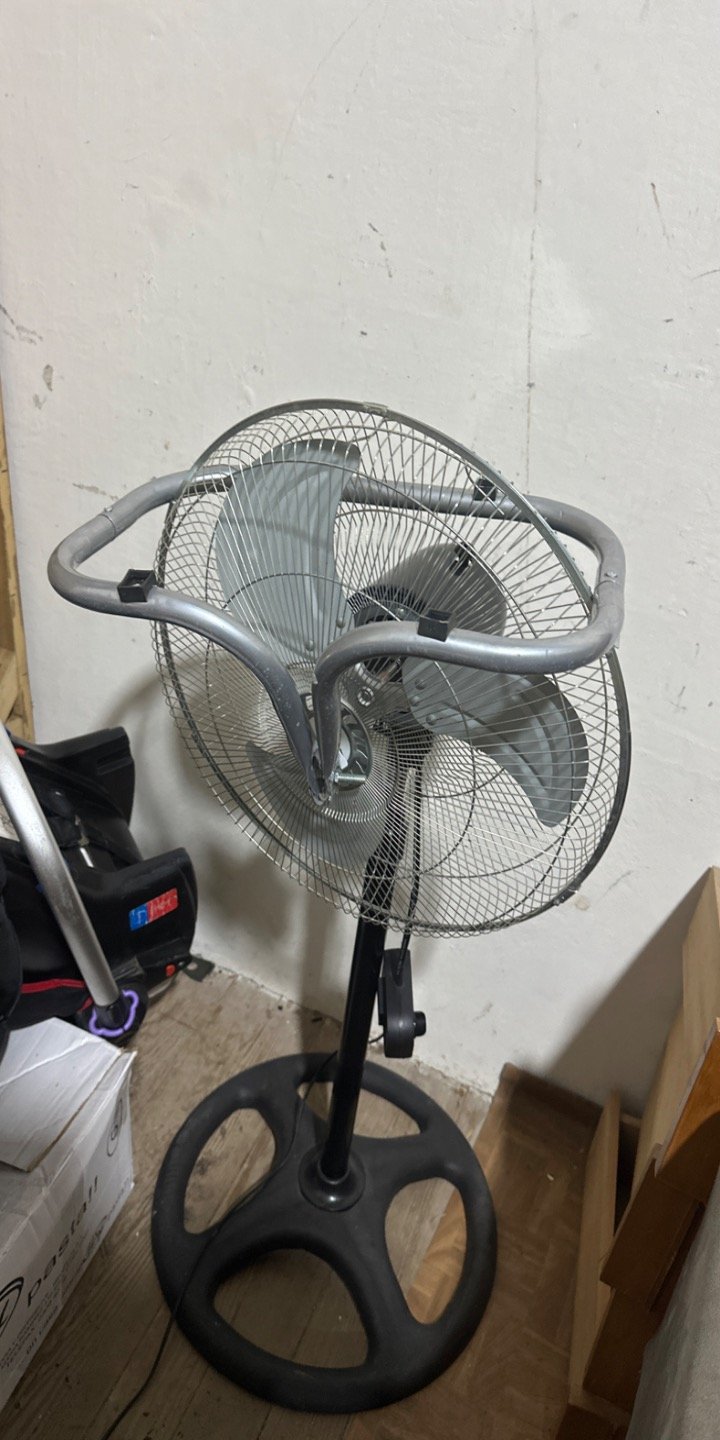 Ventilador de pie metálico plateado