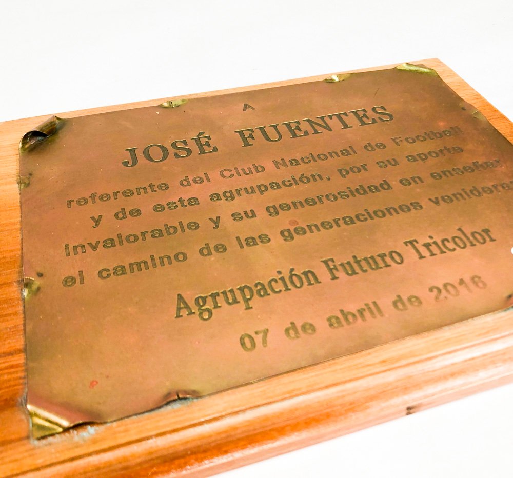 Placa de reconocimiento del ex presidente José Fuentes - imagen 2