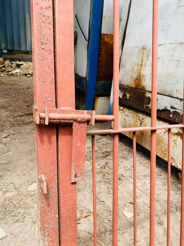 Puerta de hierro en mal estado - imagen 2