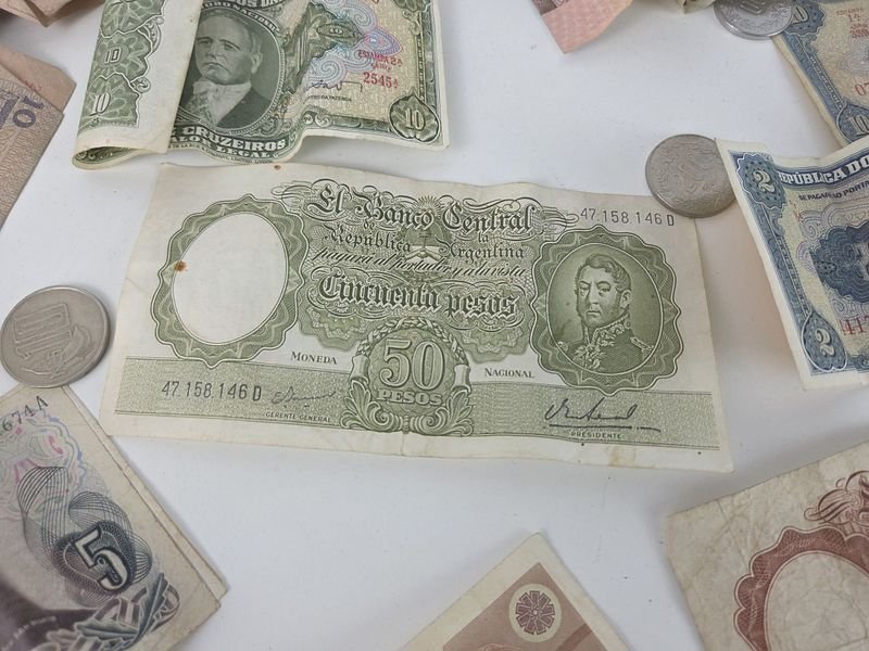 Gran lote de monedas, billetes y medalla conmemorando el centenario de la República Oriental del Uruguay - imagen 16