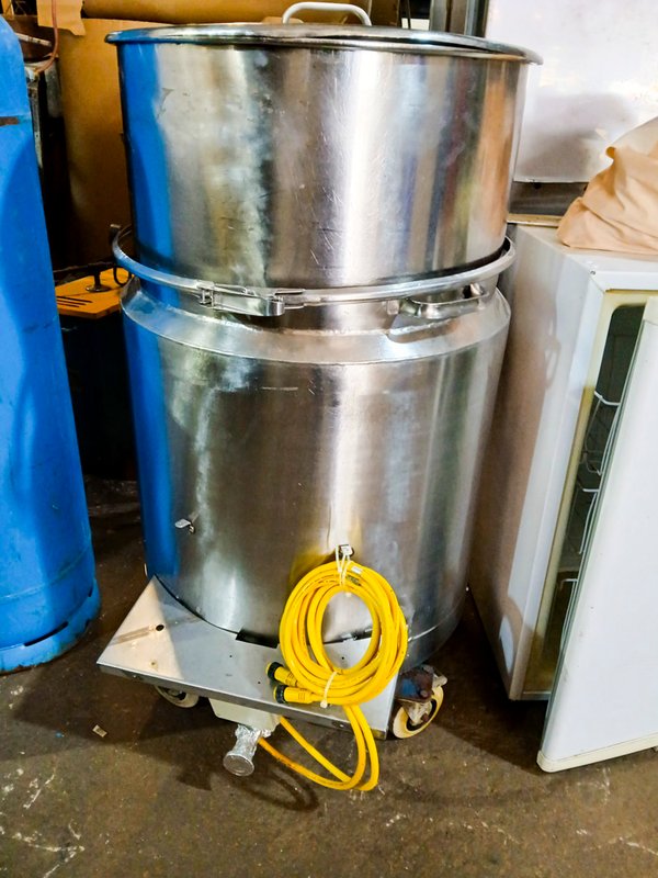 Tub de acero inoxidable con ruedas y tapa - imagen 5
