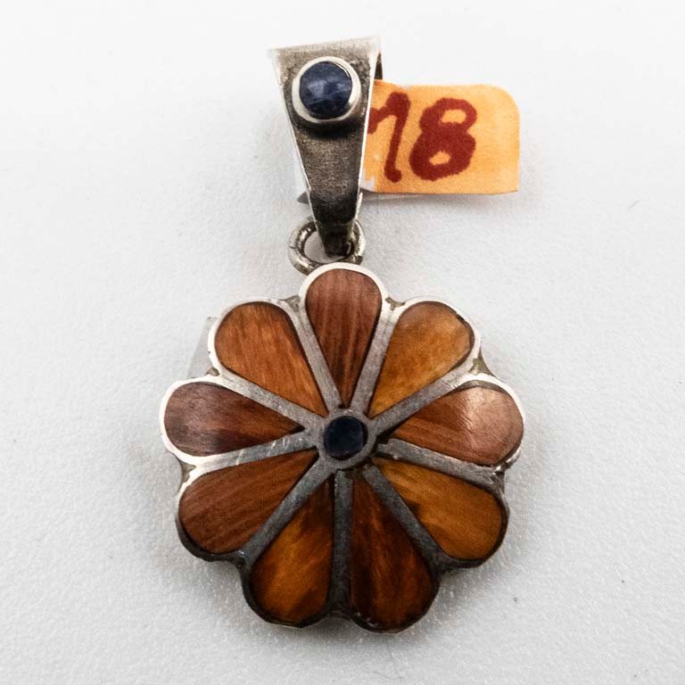 Dije "Flor" en Plata con Incrustaciones y Zafiro